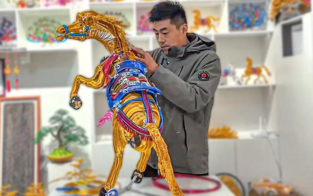 Người đàn ông dùng 2.600m sợi nhôm 'dệt' ngựa thần may mắn đón Tết Bính Ngọ