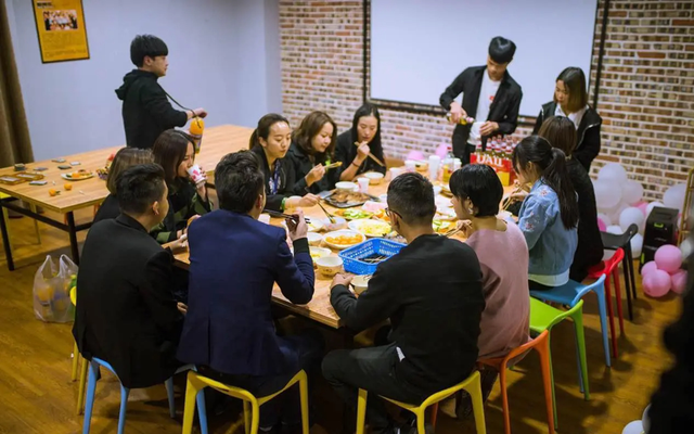 Họp lớp, tôi phát hiện lớp trưởng ở nhà thuê nhưng lại sẵn sàng bao bữa ăn hết 60 triệu đồng: Ngày hôm sau gặp riêng, tôi chết sững