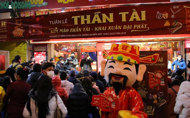 Chưa đến Vía Thần Tài, vì sao hàng loạt công ty vàng bạc đã đua nhau khai trương từ mùng 4 Tết ?