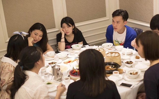 Đi họp lớp tưởng là màn khoe của, ai ngờ đứa nghèo như tôi vừa xuất hiện lại được cả lớp tung hô hết lời