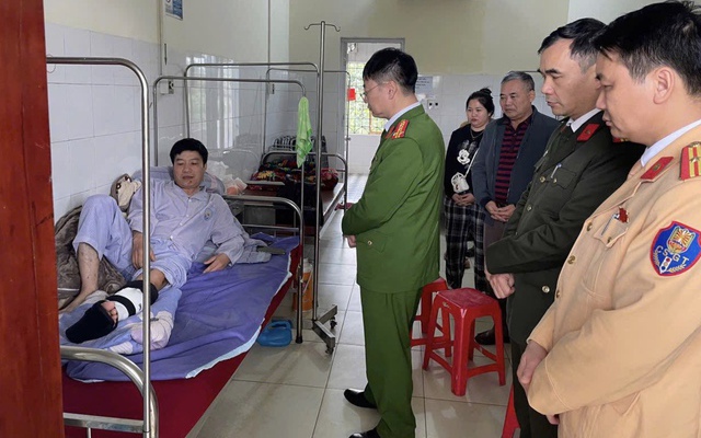 Danh tính tài xế đột nhiên giữ tay khiến CSGT phải đu người theo xe ô tô gần 500m