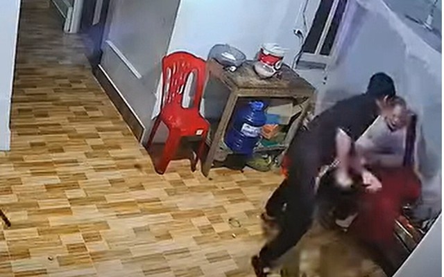 Phẫn nộ clip con đánh mẹ già gãy tay tối mùng 3 Tết
