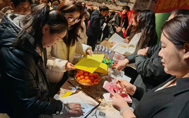 Đầu tư vàng thắng lớn, chủ chuỗi siêu thị chi 50 tỷ đồng chia thưởng cho nhân viên: "Tăng thu nhập cho họ là niềm vui của tôi"