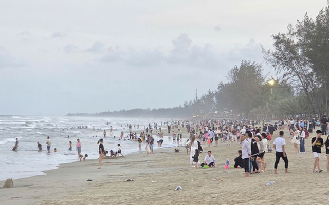 Tắm biển Mỹ Khê, 3 người trong gia đình bị đuối nước