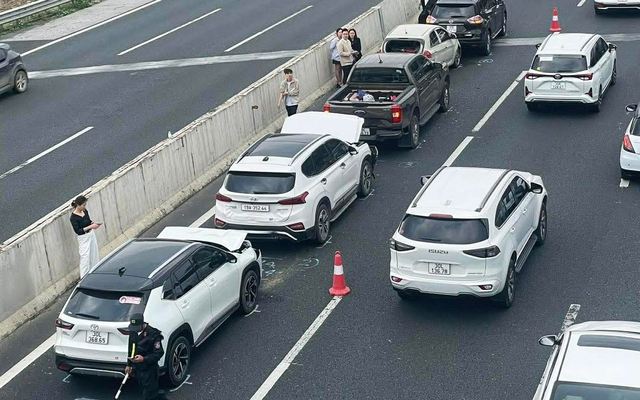 5 ô tô con 'dồn toa' trên cao tốc Hà Nội - Hải Phòng