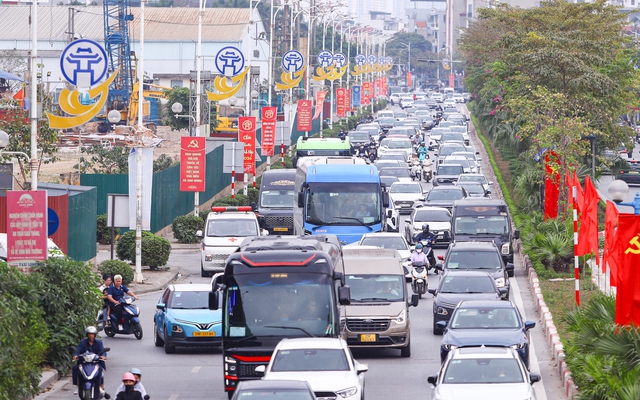 Người dân đổ về Thủ đô sau kỳ nghỉ Tết, ô tô xếp hàng dài chờ di chuyển