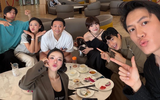 Trấn Thành đăng ảnh lộ chuyện Anh Trai - Em Xinh Vbiz hẹn hò, đã đến mức này mà mãi úp mở!