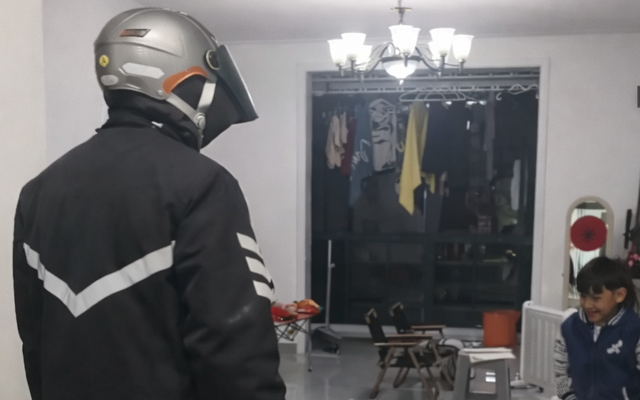 Đêm Giao thừa giao hàng đến 2 giờ sáng mới về, anh shipper gặp cảnh tượng rơi nước mắt khi vừa mở cửa nhà