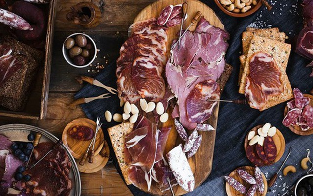 Vì sao người châu Âu thích các món thịt hun khói?