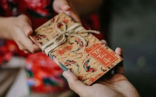 Về quê vợ chúc Tết, mẹ vợ lì xì cho 1 phong bao, 5 ngày sau tôi mới mở ra xem rồi sững người bối rối