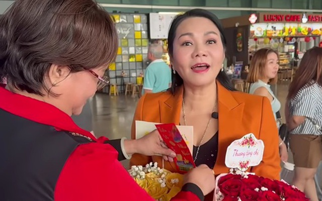 Nữ NSƯT ở Mỹ mùng 5 Tết về nước: Được tặng lắc vàng ngay tại sân bay