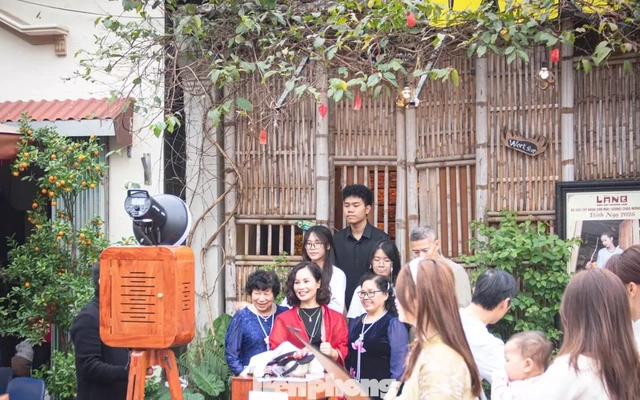 Dòng người 'đổ bộ' làng cổ Đường Lâm, săn ảnh Tết xưa