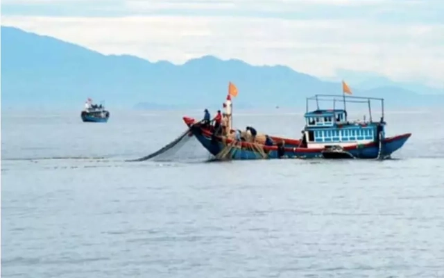 Ngư phủ đánh đồng nghiệp rơi xuống biển rồi cấm người khác cứu vớt