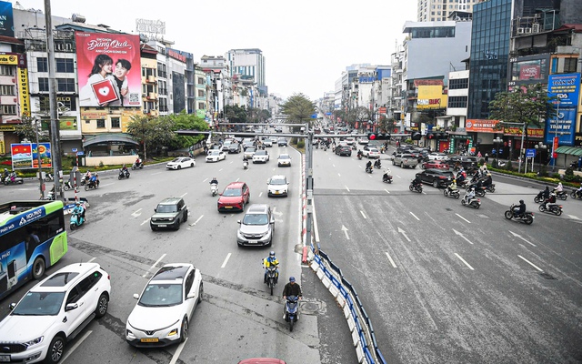 Giao thông Hà Nội ngày đầu đi làm sau Tết: Nơi thông thoáng, chỗ ùn tắc