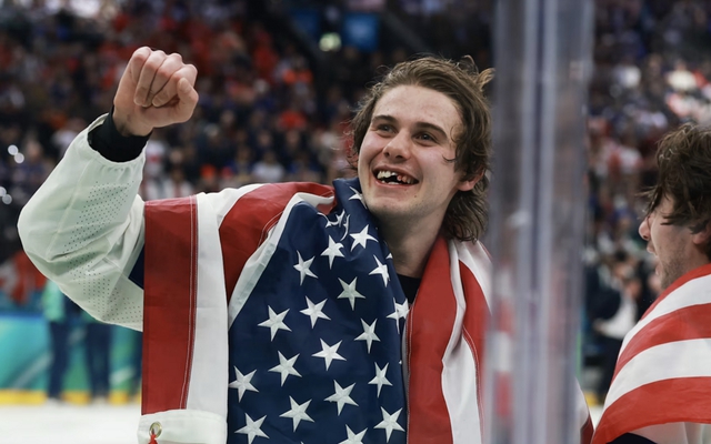 VĐV bị đánh gãy răng vẫn ghi bàn, Mỹ đoạt HCV khúc côn cầu trên băng Olympic