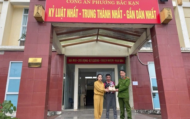 Phát hiện người bỏ quên cọc tiền 12 triệu đồng và 1,5 chỉ vàng ở phố đi bộ đúng mùng 3 Tết