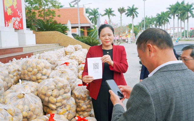 Lãnh đạo xã ở Hưng Yên livestream bán 4,5 tấn khoai tây giúp dân