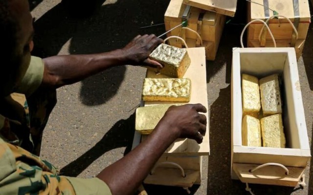 Tịch thu 20 thỏi vàng nặng 21 kg giấu trong một chiếc xe bán tải cabin kép