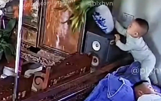 Đoạn video đang khiến cư dân mạng Việt Nam "bùng nổ": Bố mẹ cư xử thế này, bảo sao gia đình hạnh phúc!