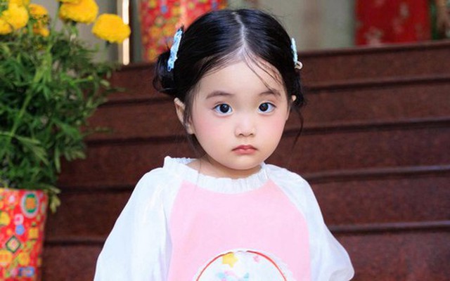 Đừng nhìn Lisa nhà Khánh Thi - Phan Hiển xinh yêu như búp bê mà nhầm, cô nhóc bị phạt vì bắt nạt anh trai đây này!