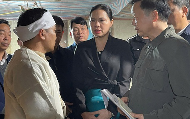 Phó Thủ tướng Trần Hồng Hà thăm hỏi gia đình các nạn nhân vụ chìm tàu chở khách trên hồ Thác Bà