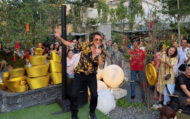 "Ông hoàng nhạc Việt" đình đám phải tạm đóng quán cafe sau nửa tháng khai trương