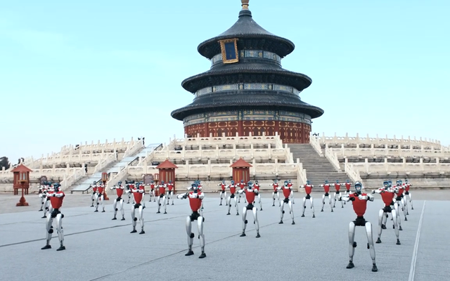 Video hàng chục robot tung cước gây choáng ngợp đền Thiên Đàn