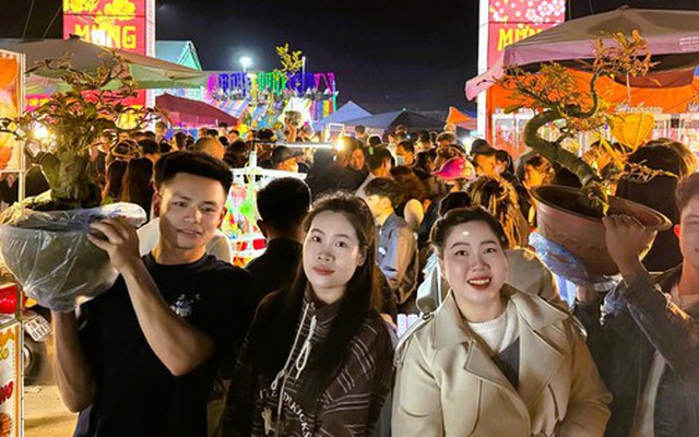 "Biển" người ùn ùn đổ về Ninh Bình đi chợ "mua may, bán rủi" lúc nửa đêm