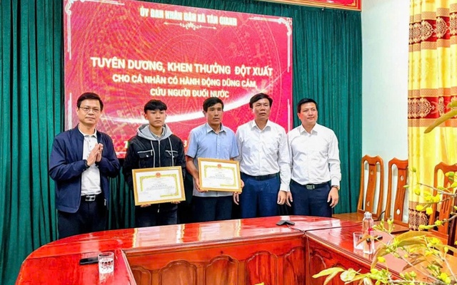 Khen thưởng 2 cha con dũng cảm cứu người trong vụ lật thuyền trên sông Gianh