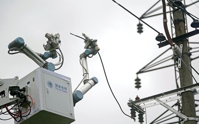 Tử thần "chào thua" đường dây 10 kV: Robot Trung Quốc lần đầu thay thế con người sửa điện trực tiếp!