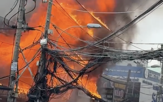 Cháy lớn cửa hàng nội thất ở TPHCM