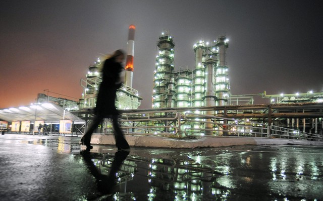 Sóng gió ập đến với dầu Nga: giá giảm mạnh nhất gần 3 năm sau hàng loạt lệnh trừng phạt từ Mỹ và EU