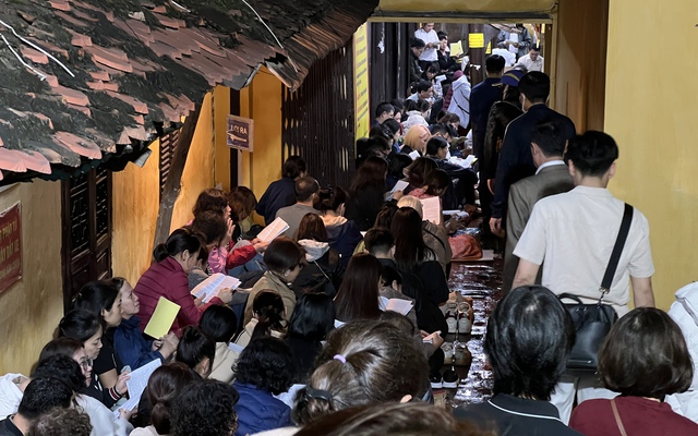 Nghìn người đổ về lễ cầu an tại ngôi chùa nổi tiếng ở Hà Nội, hàng dài phật tử đứng kín cả con ngõ