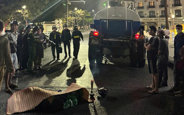 Tông vào xe bồn rửa đường, nam thanh niên mặc áo Grap tử vong