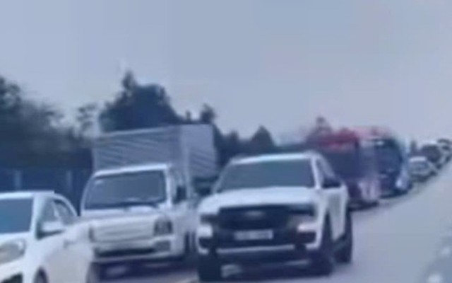 Bất ngờ danh tính tài xế bán tải đi vào làn ngược chiều, liên tục nháy đèn pha trên cao tốc