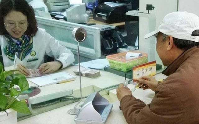 Khách hàng gửi tiết kiệm 7,8 tỷ đồng nhưng tài khoản bị đóng băng: Hơn 1 năm vẫn chưa đòi được tiền!