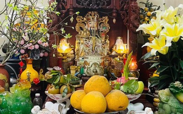 Vì sao bàn thờ Thần Tài đặt sát đất mà không phải ở trên cao?