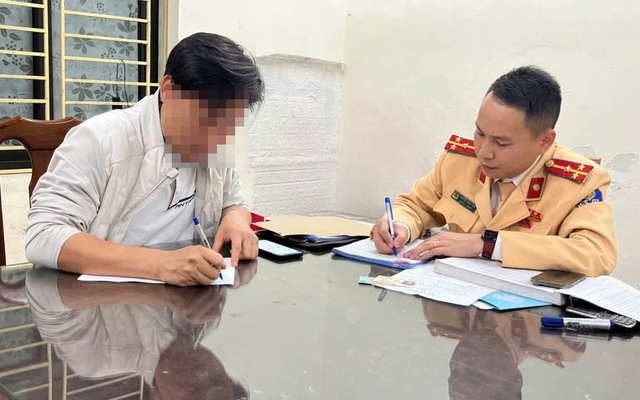 Xử phạt tài xế cho trẻ em ngồi trước vô lăng khi lái xe chạy trên phố Hà Nội