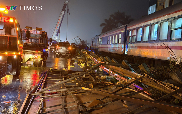 Hà Nội: Xe tải va chạm với tàu hỏa khi băng qua đường sắt, 2 người tử vong tại chỗ