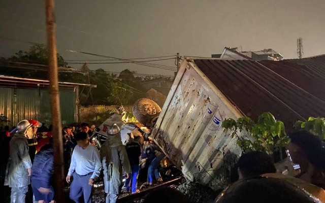 Xe đầu kéo tan nát sau va chạm với tàu hỏa ở Hà Nội: Có nạn nhân mắc kẹt trong cabin ô tô