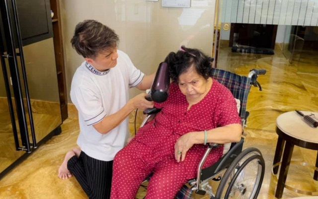 Tình hình mẹ ruột "ông hoàng nhạc Việt"