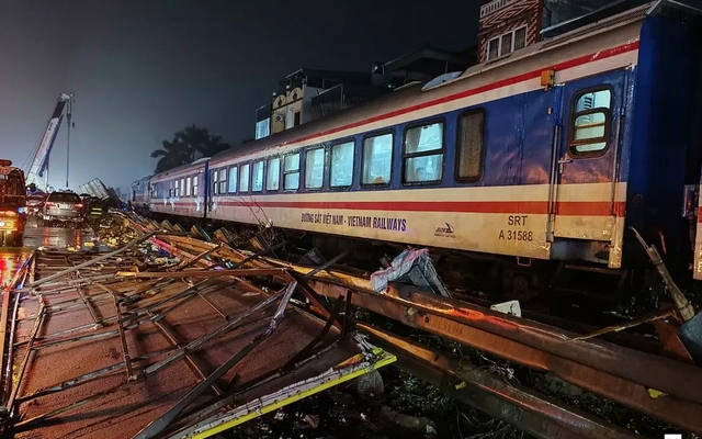 Thông tin mới nhất vụ tàu hoả đâm nát đầu xe tải làm tài xế ô tô chết tại chỗ