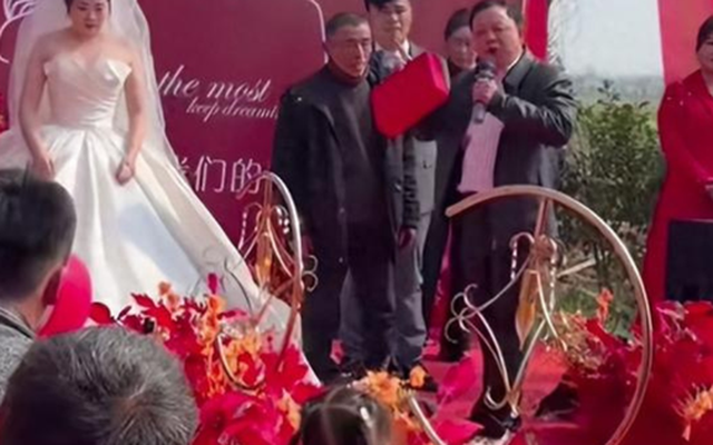 Bố cô dâu trả lại 716 triệu đồng sính lễ ngay trong đám cưới