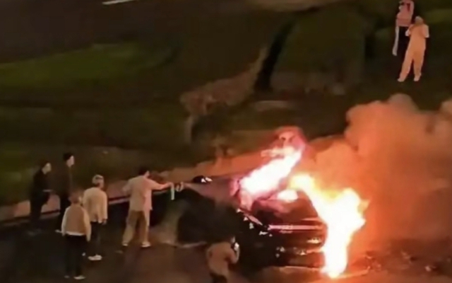 Trung Quốc: Tài xế tử vong trên xe điện bị cháy do không mở được cửa