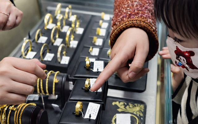 Bé gái 11 tuổi trộm vàng của nhà đi bán được 60 triệu, gia đình yêu cầu hoàn trả thì cửa hàng cho biết: "Đã nấu chảy một phần"