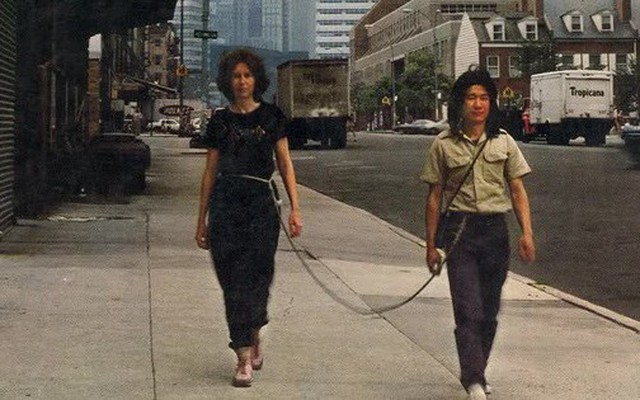 Một người đàn ông và một người phụ nữ tự buộc dây vào nhau suốt một năm nhưng không được phép chạm: Kết quả sau đó thế nào?