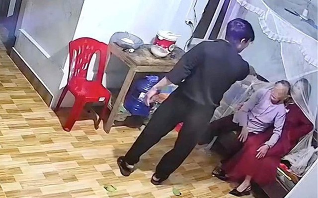 Diễn biến mới vụ con trai đánh mẹ già gãy tay tối mùng 3 Tết ở Nghệ An