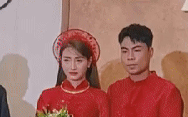 Khoảnh khắc cô dâu Huyền Trang Mù Tạt mím môi kìm nén nước mắt trong ngày cưới Đức Huy: Nay em đã có chồng!