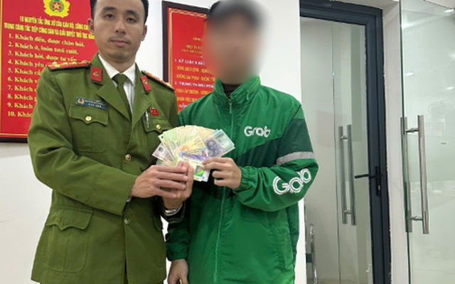 Nhận thông tin loạt tiền mặt cùng giấy tờ nằm chơ vơ ở khu vực Hồ Hoàn Kiếm, công an dùng nhiều biện pháp nghiệp vụ xác minh