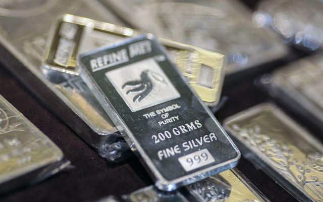 Quỹ bạc bán ra hơn trăm tấn khi giá lên cao nhất trong 1 tháng